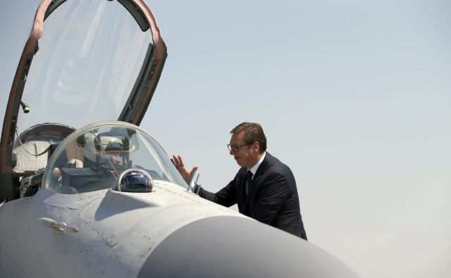 Srbski predsednik Aleksandar Vučić se je skoraj zjokal, ko je videl, da sta prvi dve letali Mig-29 operativno sposobni. FOTO: Darko Vojinovic/ AP