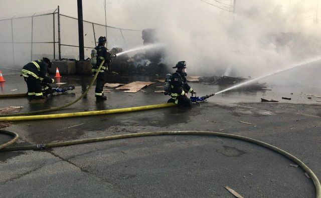 Gasilci gasijo požar na območju tovarne Tesla v Fremontu. FOTO: Fremont Fire Department/Twitter