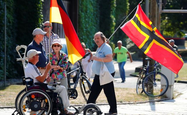 Ob obisku Angele Merkel v Dresdnu so protestniki, ki jo imajo za izdajalko in zahtevajo njen odstop, napadli tudi televizijsko ekipo ZDF. FOTO: Reuters