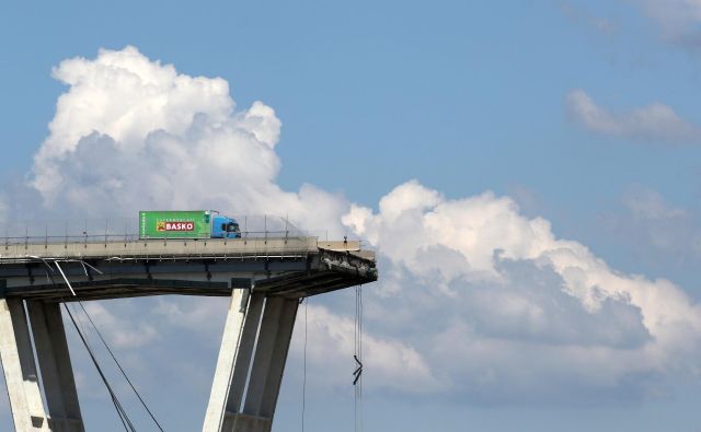 Nesreča se je zgodila 14. avgusta, ko se je v Genovi zrušil avtocestni viadukt. FOTO: Stefano Rellandini / Reuters