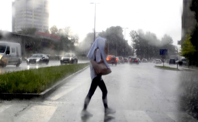 Arso je zaradi neviht izdal opozorilo. FOTO: Roman Šipić/Delo