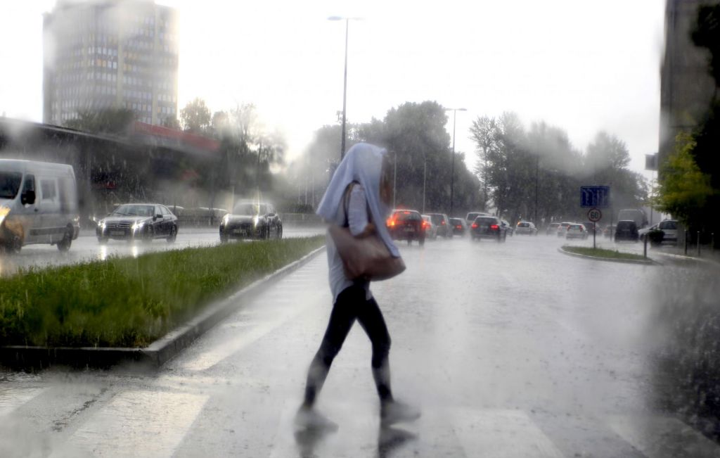 Slovenijo zajela hladna fronta, konec tedna možne nevihte