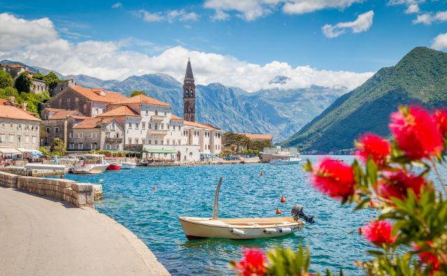 V Črni gori gostijo letno dva milijona turistov, večinoma poleti in ob obali, zato turizem pri prebivalcih vzbuja mešane občutke naklonjenosti in sovraštva. FOTO: Shutterstock.com