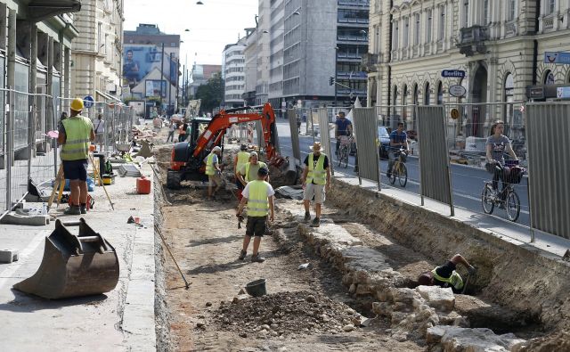 Z zaključevanjem del na Gosposvetski in Dalmatinovi se posegi v ljubljansko cestno infrastrukturo niti približno še ne končujejo.  FOTO: Blaž Samec/delo