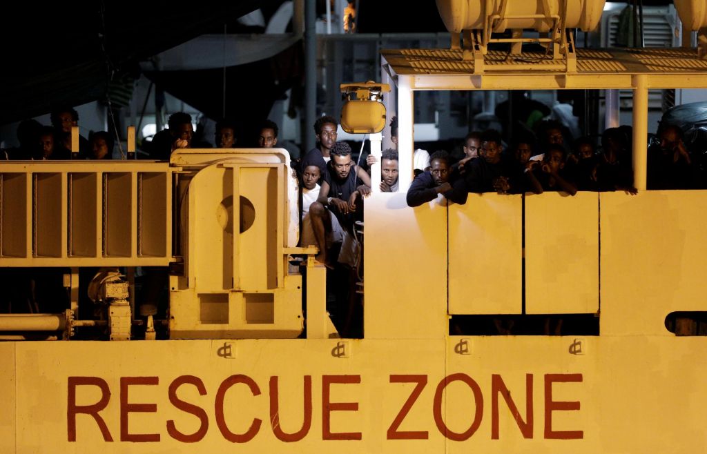 FOTO:Vsi rešeni migranti končno zapustili krov ladje
