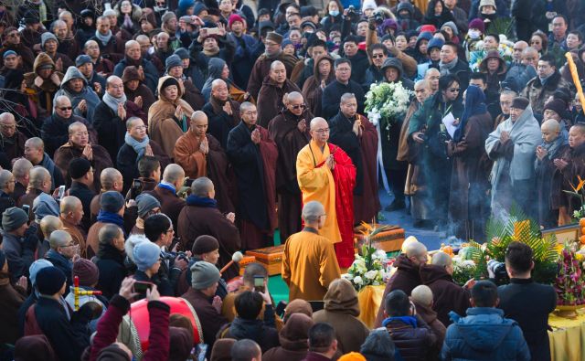 Starešino budističnega svetišča Longquan Shija Xuechenga (v sredini) policija preiskuje zaradi obtožb, da je nekatere nune seksualno nadlegoval. FOTO: AFP