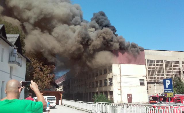 Iz objekta se je kljub gasilski intervenciji začel valiti gost dim. FOTO: Polona Malovrh