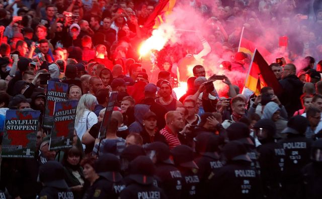 Ponedeljkovih protestov se je udeležilo okoli 2000 skrajnih desničarjev, tudi neonacistov, in okoli tisoč levičarskih. FOTO: Odd Andersen/AFP