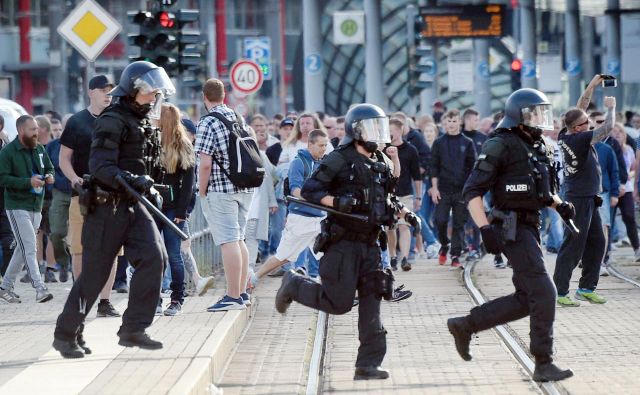 Na torkovih demonstracijah v Dresdnu je bilo manj ljudi kot v Chemnitzu. FOTO: Andreas Seidel/AFP