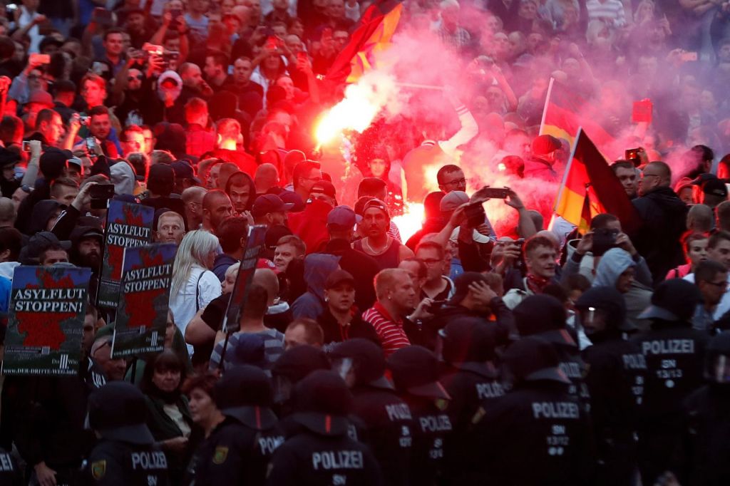 FOTO:Protestniki z dveh polov iz oči v oči v nemškem Chemnitzu