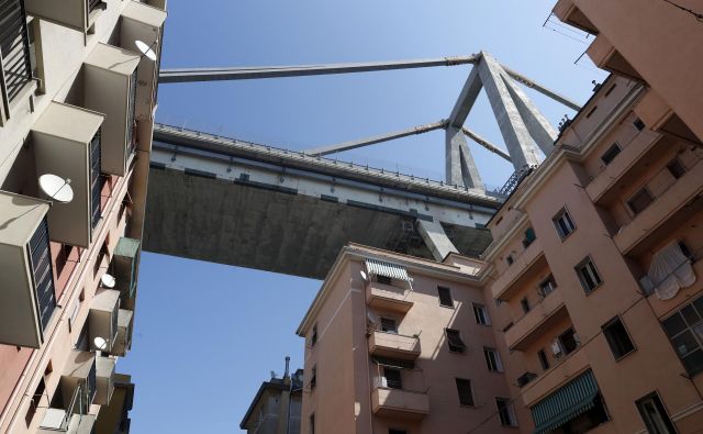 Avtocestni viadukt Morandi, ki se je vil nad gosto poseljenim delom tega pristaniškega mesta, se je v dolžini približno 100 metrov porušil med nevihto 14. avgusta. FOTO: Luca Zennaro/AP