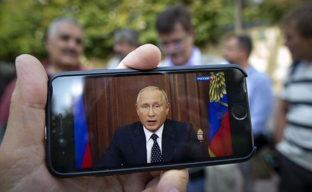 Petinšestdesetletnemu Putinu so napovedane spremembe in protesti, ki so temu sledili, zmanjšale javnomnenjsko podporo. FOTO: Alexander Zemlianichenko/AP