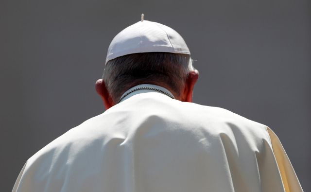 Papeža obtožujejo, da je že od začetka pontifikata vedel za spolne zlorabe. FOTO: Alessandro Bianchi/Reuters