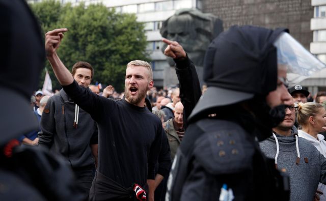 Nekateri meščani Chemnitza podpirajo demonstrante proti begunskemu navalu v Nemčiji. ​FOTO: Odd Andersen/AFP