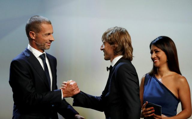 Uefin predsednik Aleksander Čeferin in najboljši nogometaš lige prvakov Luka Modrić. Foto Reuters