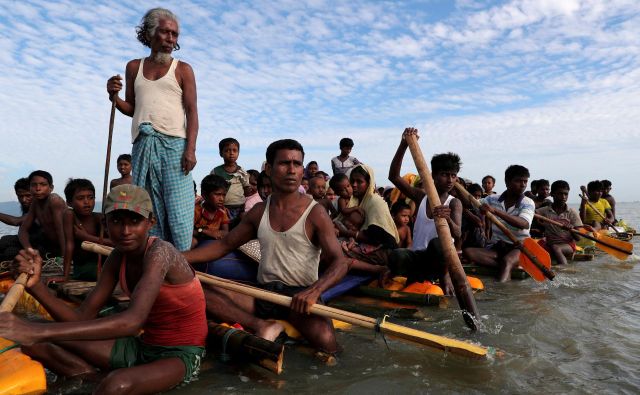 S severa pokrajine Rakine je zaradi brutalne operacije mjanmarske vojske pred letom dni v Bangladeš pobegnilo okoli 700.000 Rohingov, ki so poročali o požigih, umorih in posilstvih. FOTO: Mohammad Ponir Hossain/Reuters