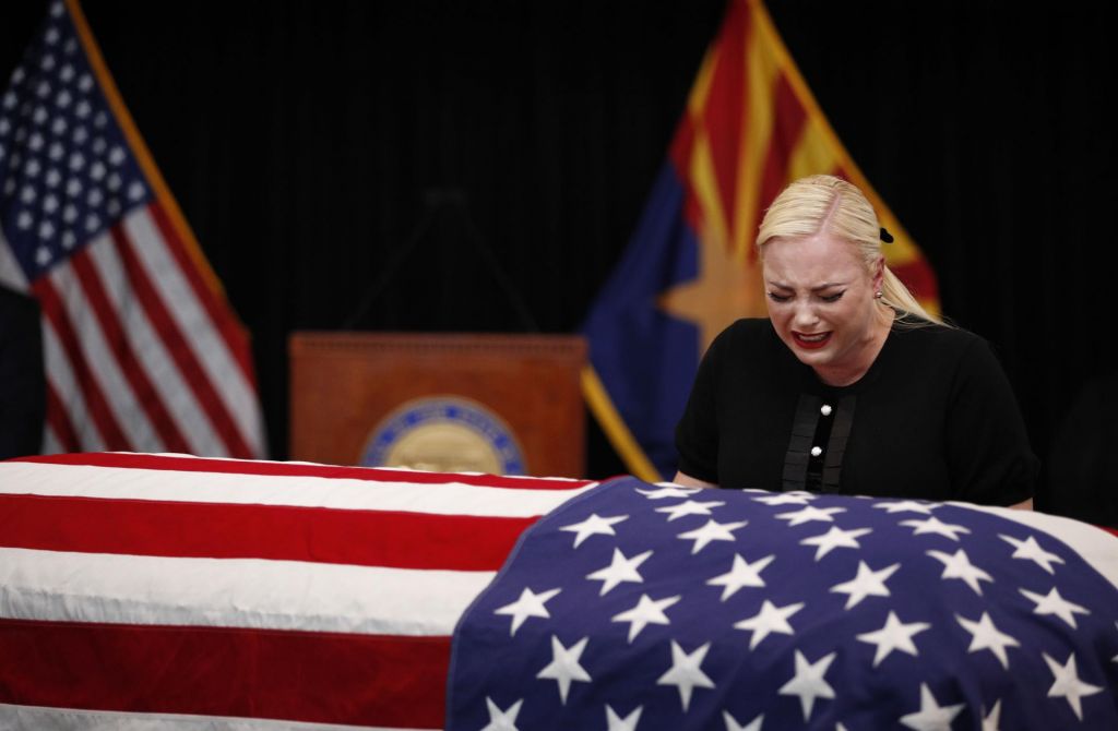 FOTO:Meghan McCain jokala ob očetovi krsti