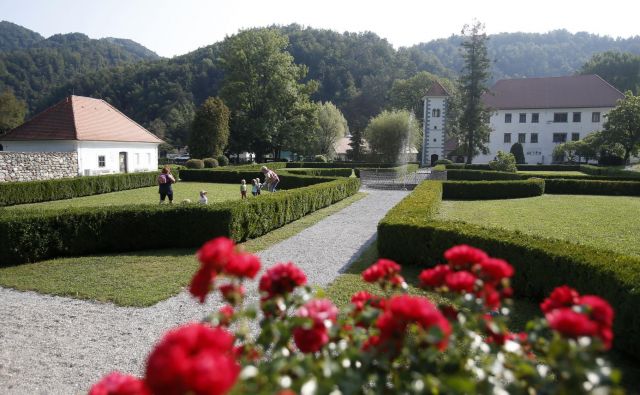 Polhograjsko graščino so v 90. letih prejšnjega stoletja povsem obnovili, tako da zdaj trdno stoji na travniku nad rečico Božno.<br />
<br />
FOTO Blaž Samec