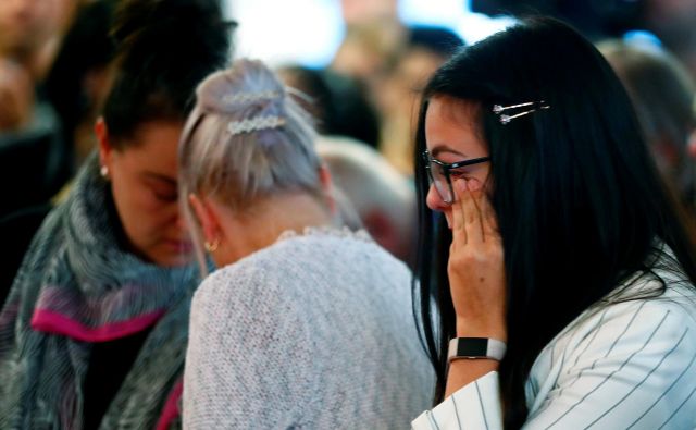 Ob minuti tišine na srečanju s Kretschmerjem so nekateri ljudje postali čustveni. FOTO: Hannibal Hanschke/Reuters