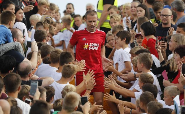 Zvezdniki so prihajali na igrišče neposredno s tribune, obdani z najmlajšimi, kot takole Aleksander Čeferin.