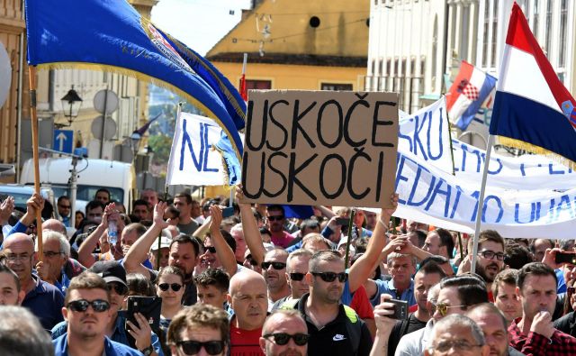 Delavci ribogojnic iz Pulja in Reke, s katerimi sodeluje stranka IDS, so protestirali v Zagrabu, ker jim ne izplačujejo plač. FOTO: AFP