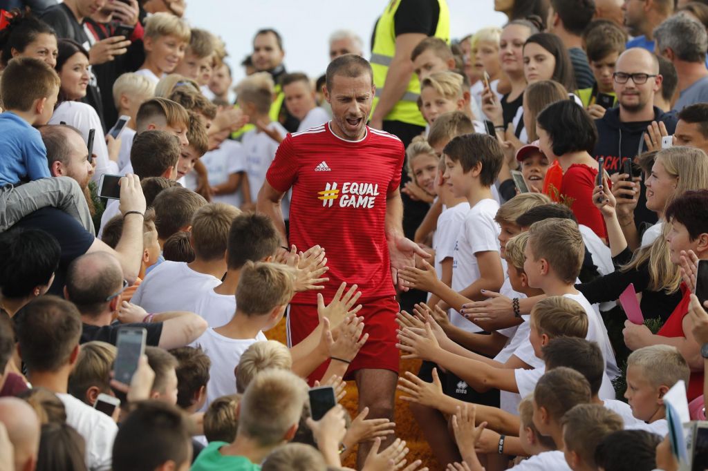 FOTO:FOTO: Čeferin matiral Pahorja, Kavčič razvajal zvezdnike