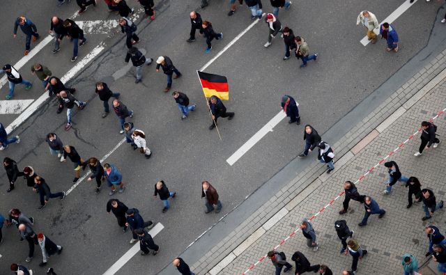 Ogorčene demonstracije skrajne desnice so sledile uboju 35-letnega nemškega državljana <strong>Daniela Hilliga</strong>, za katerega je obtožen 22-letni iraški Kurd. FOTO: Hannibal Hanschke/Reuters