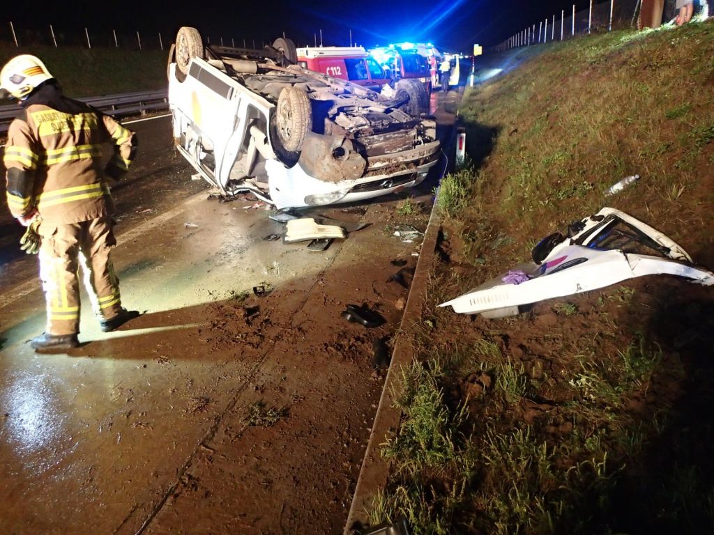 FOTO:Na gorenjski avtocesti umrl voznik kombija