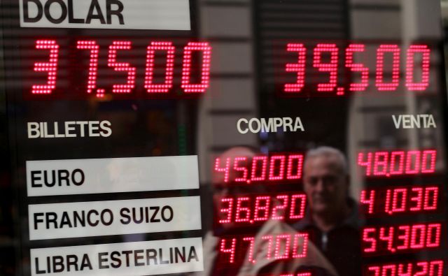 Argentinski peso strmo pada, v zadnjih dneh je v primerjavi z dolarjem izgubil dvajset odstotkov. FOTO: Marcos Brindicci/Reuters