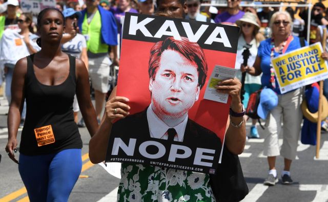 Množica protestira proti Brettu Kavanaughu. FOTO: Mark Ralston/Afp