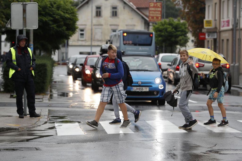 FOTO:Za varno pot v šolo skrbijo policisti, redarji in prostovoljci