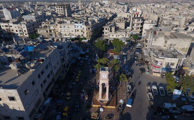 Idlib, kamor je iz drugih delov Sirije v zadnjih letih prebežalo več kot milijon ljudi, že dolgo nadzorujejo uporniške skupine. FOTO: Reuters