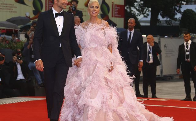 Igralka in pevka Lady Gaga ter igralec in režiser Bradley Cooper na rdeči preprogi v Benetkah pred premiero hvaljenega filma <em>Zvezda je rojena</em>. FOTO: AP/Invision/Joel C Ryan<br />
 