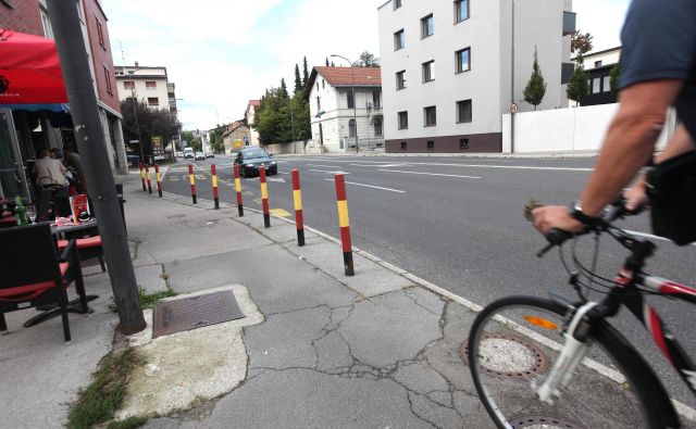 Avtobusi bodo po obnovi ustavljali na vozišču, potniki bodo čakali pod nadstreškom na sedanjem postajališču<br />
FOTO Mavric Pivk