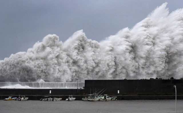 Odpovedati so morali skoraj 80 poletov in številne vlake. FOTO: Kyodo/Reuters