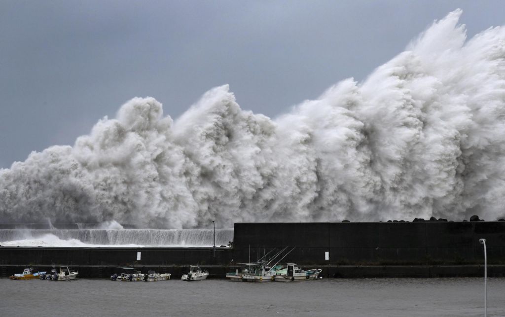 FOTO:Na Japonskem divja najmočnejši tajfun v zadnjih 25 letih (FOTO + VIDEO)