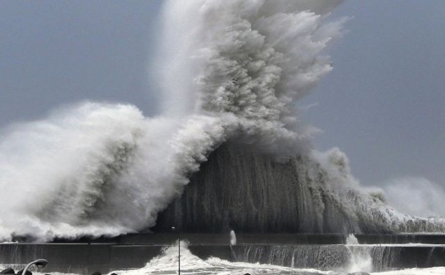 Tajfun Jebi je najbolj prizadel zahod države, predvsem mesti Kjoto in Osako. FOTO: AP