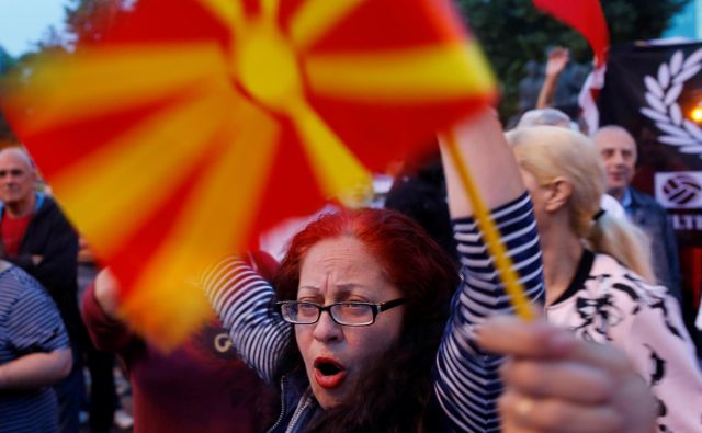 Več kot polovica Makedoncev verjame, da članstvo v Natu in EU upravičuje sprejetje novega imena države. FOTO: Reuters