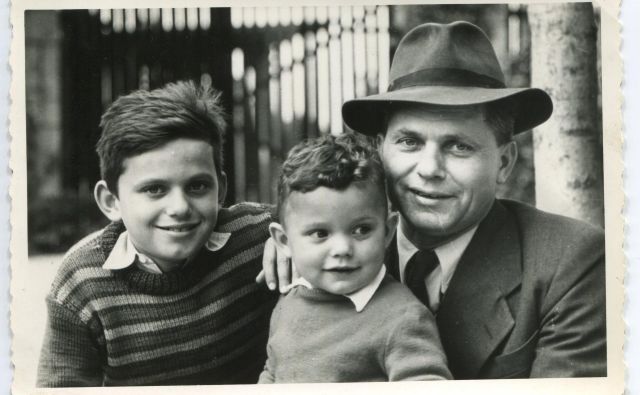 Pisatelj Miško Kranjec s sinovoma Miškom mlajšim in Matjažem leta 1958. Oba sta šla po očetovih stopinjah. Matjaž je postal uspešen novinar, Miško mlajši pa fotograf. FOTO arhiv družine Kranjec