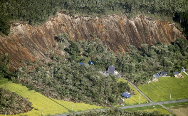 Po potresu so zabeležili še večji popotresni sunek z magnitudo 5,3 in več manjših. FOTO: Kyodo/Reuters