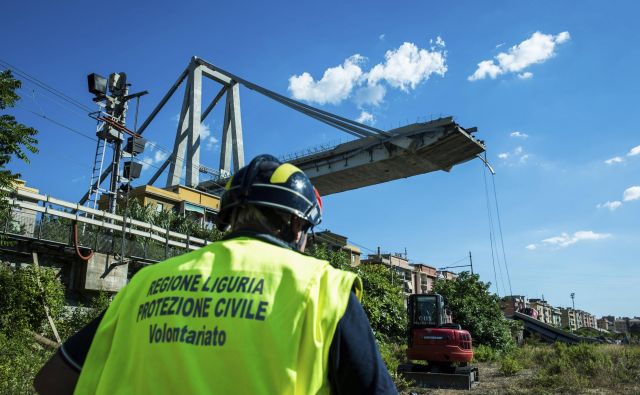 Obtožnice bodo segle tudi v vrh zasebnega podjetja Autostrade, ki je imelo most v koncesiji, in italijanskega ministrstva za infrastrukturo ter javno ustanovo. FOTO: AP