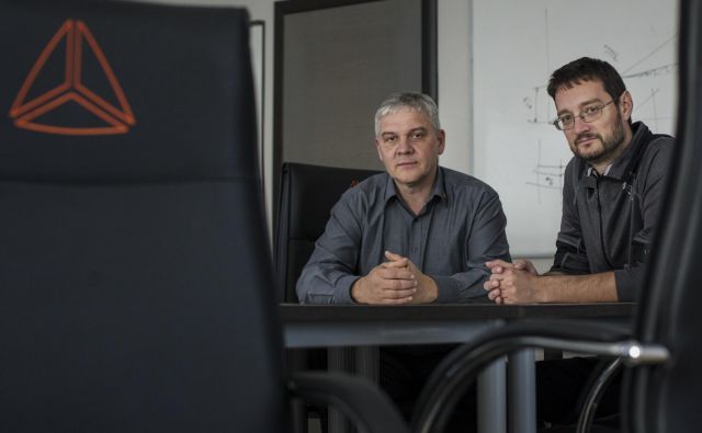 Andrej Orožen (levo) in Jure Knez sta zaposlenim ponudila odkup delnic Dewesofta z njihovimi nagradami. Foto Voranc Vogel