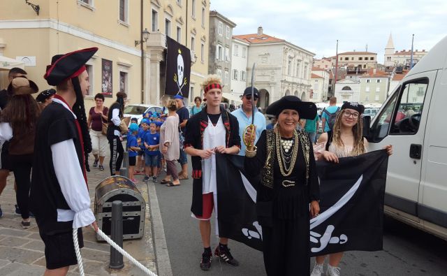 Nepogrešljivi del pomorskega krsta, s katerim na pomorski šoli medse sprejmejo dijake prvega letnika, so gusarji, ki tradicionalno zasedejo Piran in prinesejo novega vetra bodočim pomorcem. FOTO: Boris Šuligoj