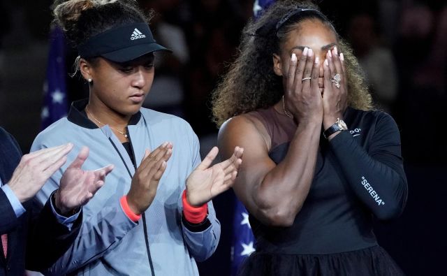 Tako kot med finalom so bili tudi prizori po njem nevsakdanji. Nekaj časa je točila solze Naomi Osaka, nekaj časa Serena Williams. FOTO: Robert Deutsch/Usa Today Sports