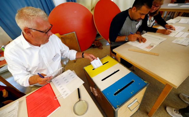 Okoli 7,4 milijona volilnih upravičencev izbira tudi člane svetov 20 okrajev in 290 občin. FOTO: Ints Kalnins/Reuters