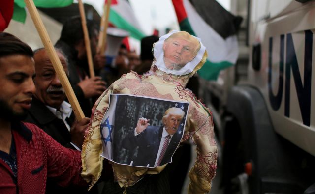 Jezni arabski protestniki v Gazi že nekaj časa zažigajo podobe ameriškega predsednika, ki je ubral ostro politiko do arabskih prebivalcev Palestine. FOTO: Reuters