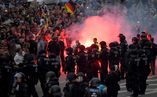 Pred dnevi so Nemčijo pretresli prizori z demonstracij skrajnih desničarjev v saškem Chemnitzu, ko je iraški migrant z nožem ubil 35-letnika. Foto Reuters