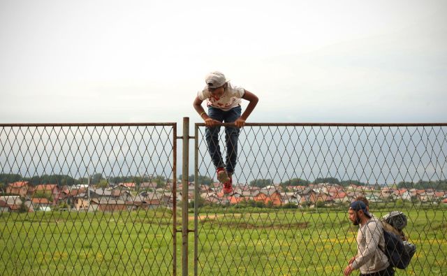 Begunci in migranti v improviziran kampu na obrobju Velike Kladuše. FOTO: Jure Eržen/Delo