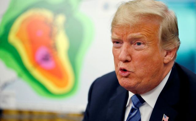 Donald Trump se je pohvalil, kako dobro so ukrepali ob orkanu Maria, kar pa je glede na podatke in razmere daleč od resnice. FOTO: Leah Millis/Reuters