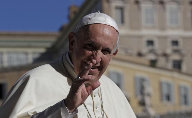 Papež Frančišek je pod vse večjim pritiskom. FOTO: AP